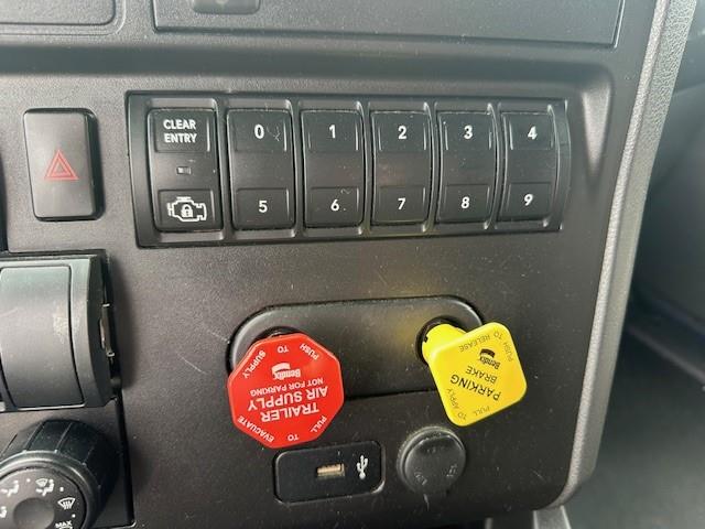 2022 International LT625-33