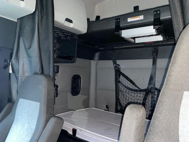 2020 Freightliner Cascadia-21