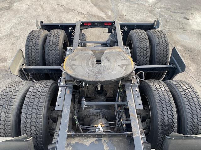 2023 Volvo VNR64T400-3