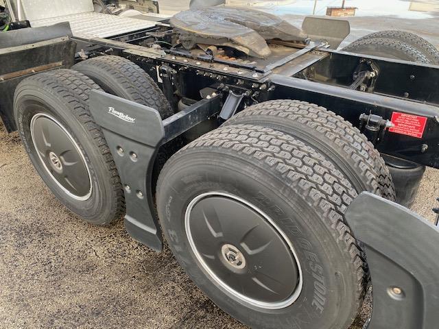 2023 Volvo VNR64T400-5