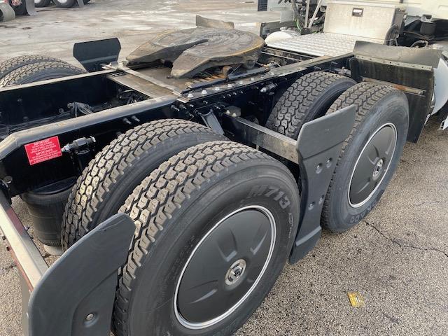 2023 Volvo VNR64T400-7