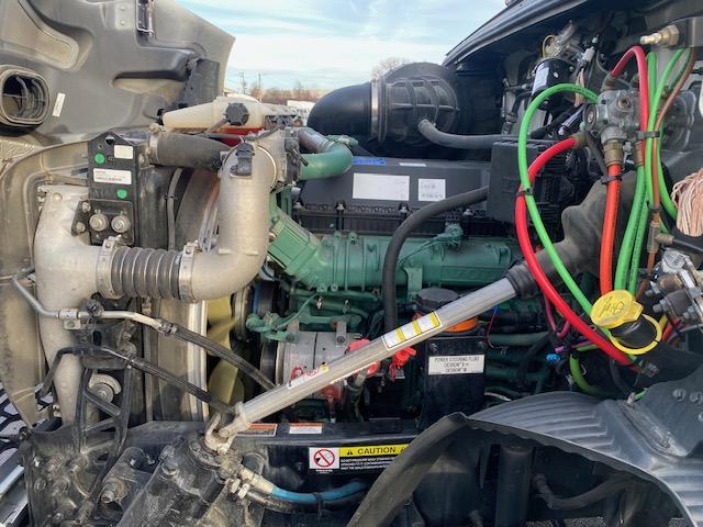 2023 Volvo VNR64T400-11