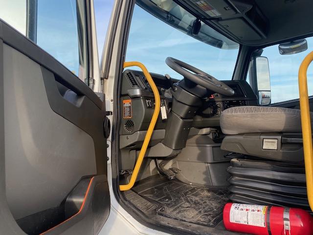 2023 Volvo VNR64T400-15