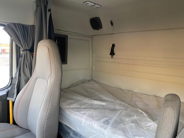 2023 Volvo VNR64T400-23