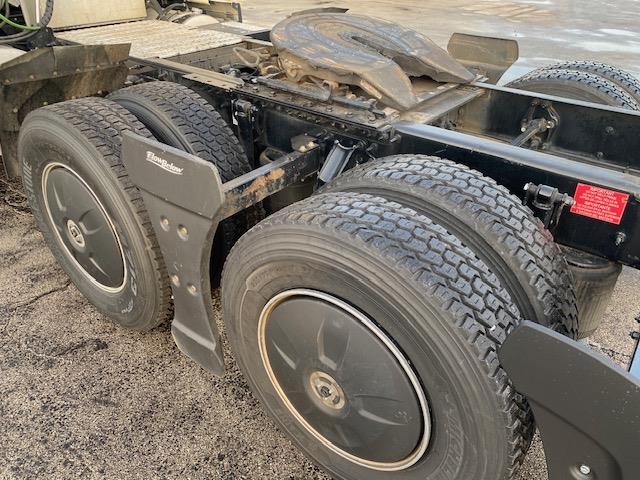 2023 Volvo VNR64T400-5