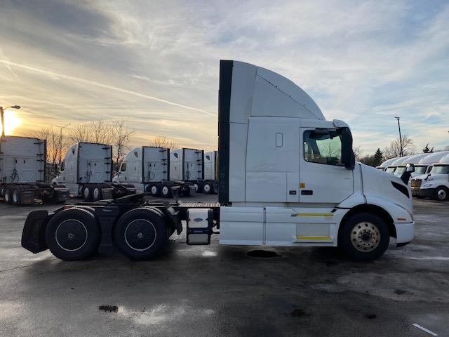 2023 Volvo VNR64T400-8