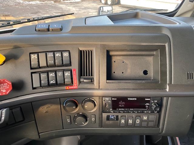 2023 Volvo VNR64T400-21