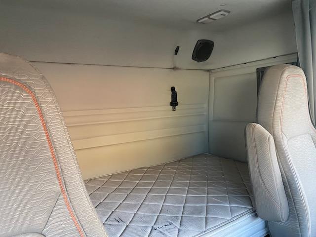 2023 Volvo VNR64T400-24