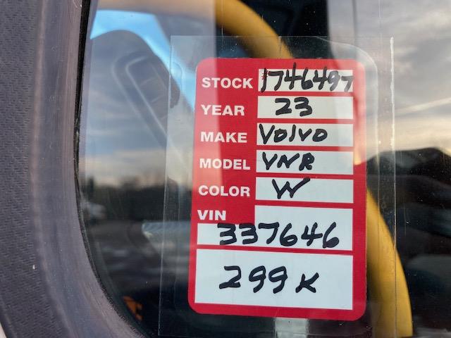 2023 Volvo VNR64T400-32