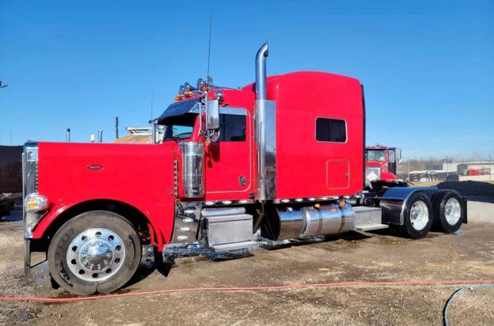 2023 Peterbilt 389-1