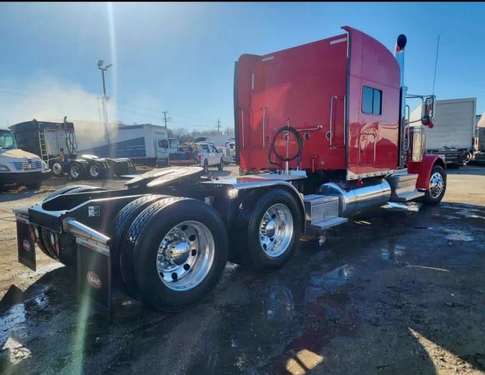 2023 Peterbilt 389-4