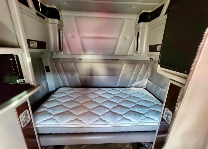 2023 Peterbilt 389-7