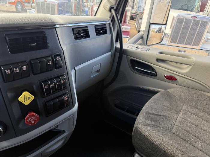 2021 Peterbilt 579-8