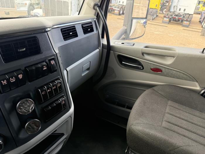 2021 Peterbilt 579-8