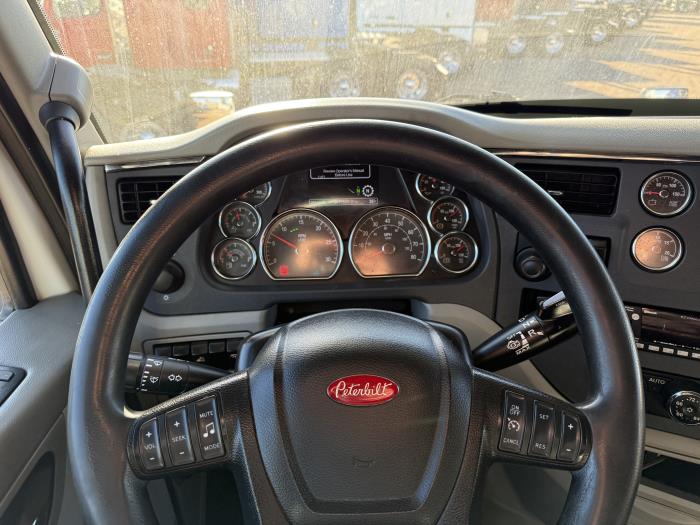 2021 Peterbilt 579-4