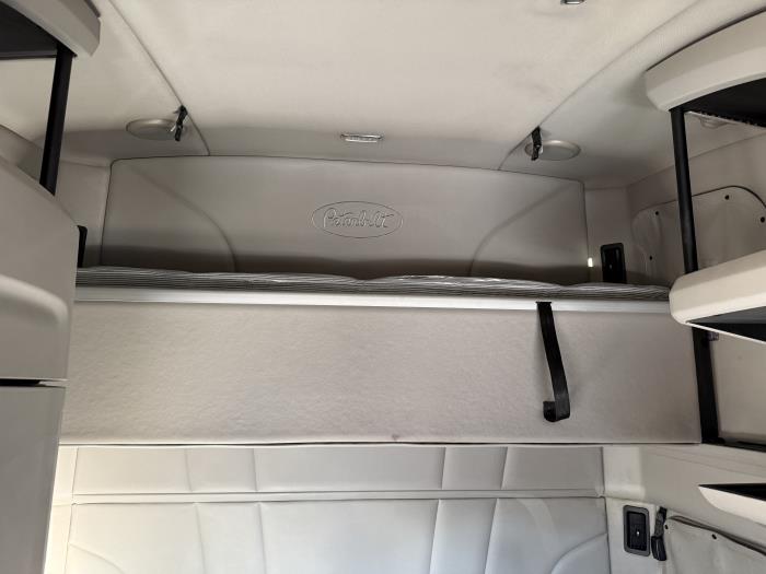 2021 Peterbilt 579-18