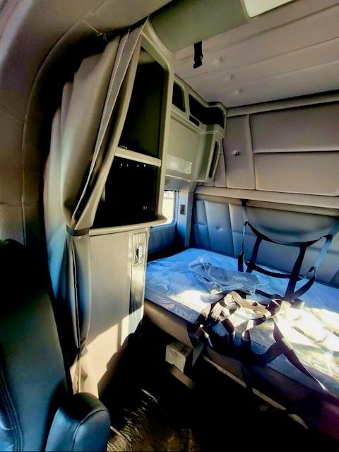 2022 Peterbilt 389-15