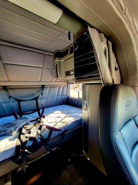 2022 Peterbilt 389-16