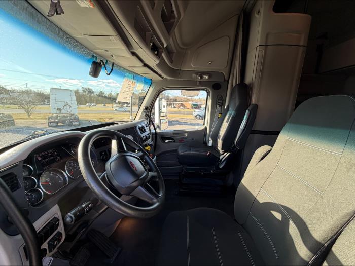 2022 Peterbilt 579-8