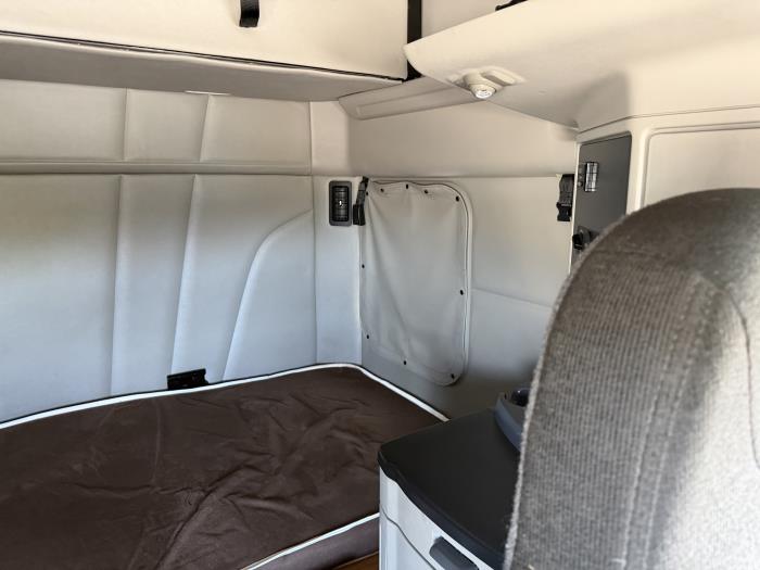 2021 Peterbilt 579-32