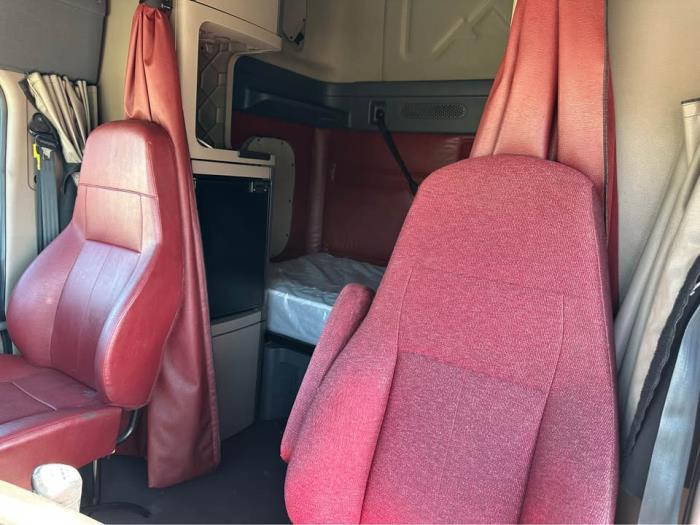 2018 Freightliner Cascadia-8