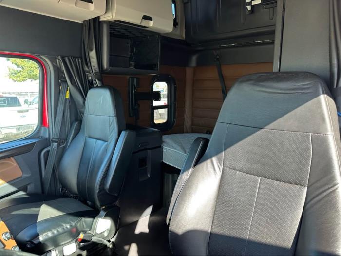 2019 Freightliner Cascadia-8