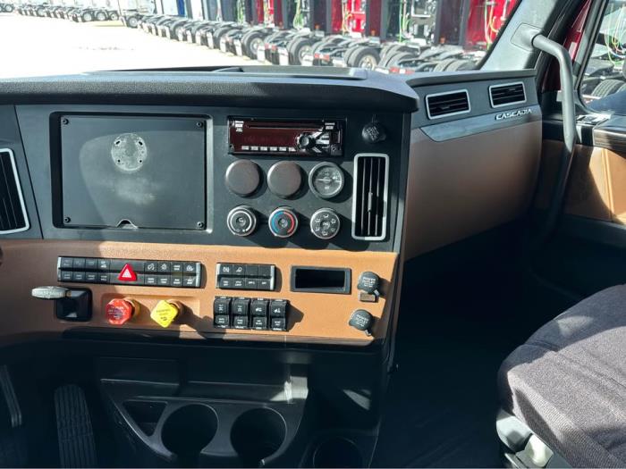 2019 Freightliner Cascadia-7