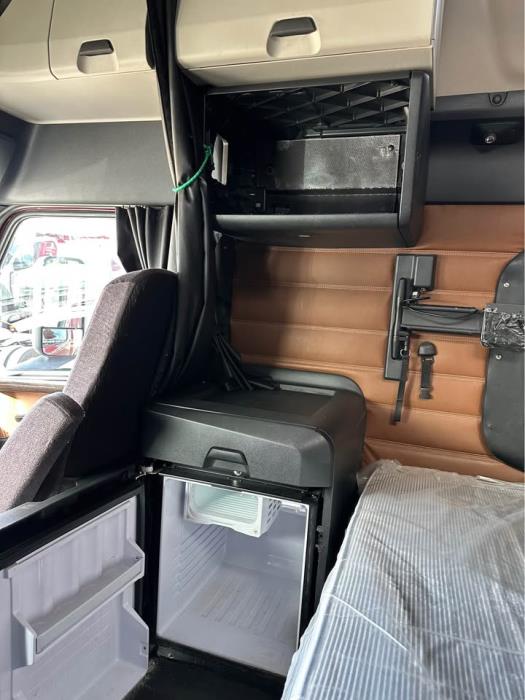 2019 Freightliner Cascadia-12