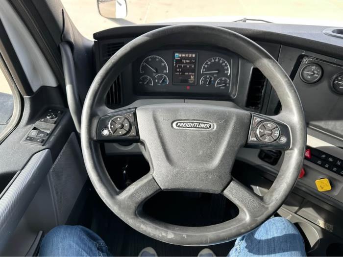 2019 Freightliner Cascadia-6