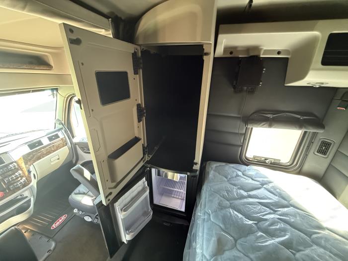 2026 Peterbilt 589-38