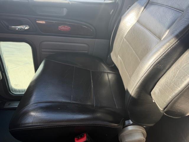 2021 Peterbilt 389-33