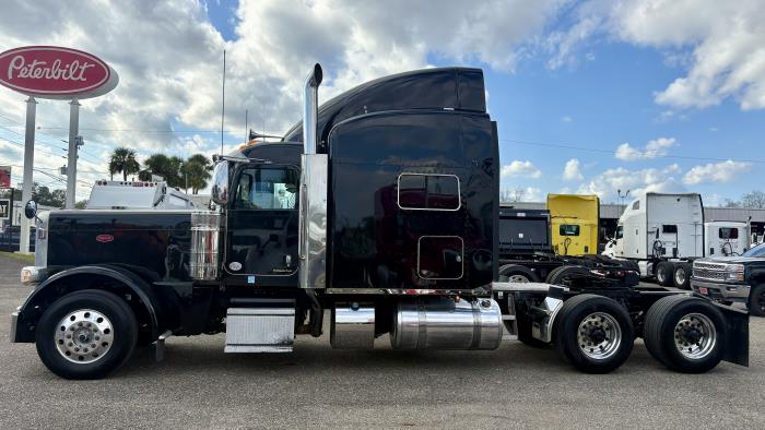 2022 Peterbilt 389-2