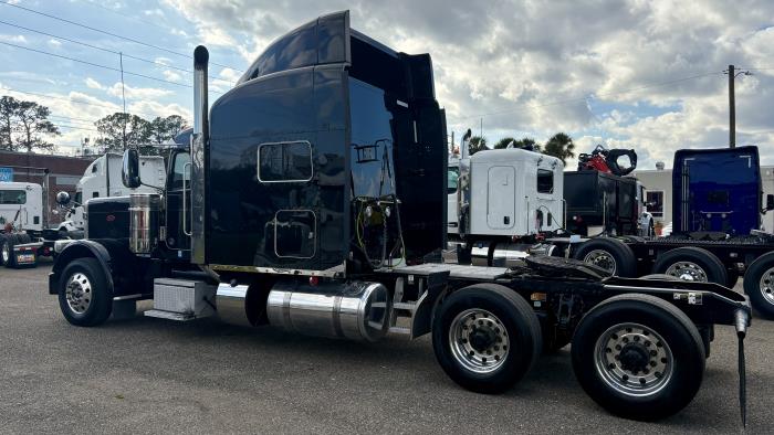 2022 Peterbilt 389-3