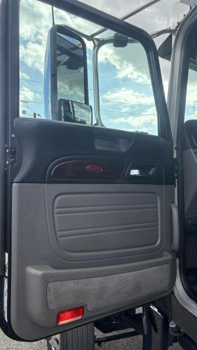 2022 Peterbilt 389-9