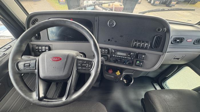 2022 Peterbilt 389-18