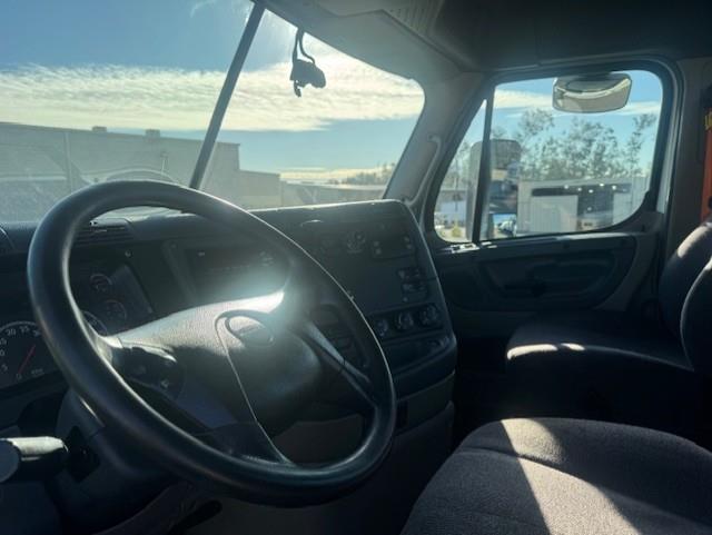 2019 Freightliner Cascadia-7