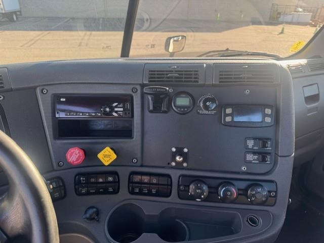2019 Freightliner Cascadia-8