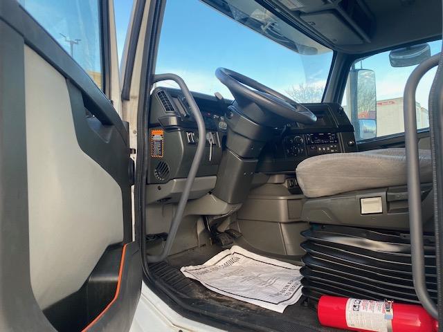 2023 Volvo VNL64T860-14