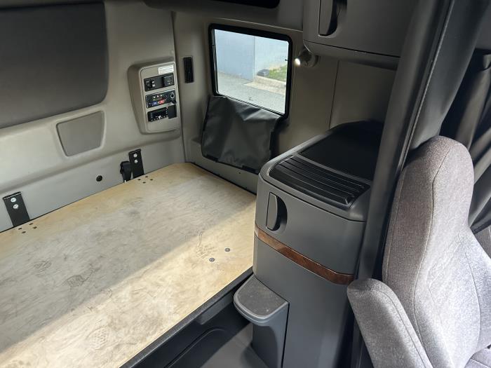 2022 International LT625-14