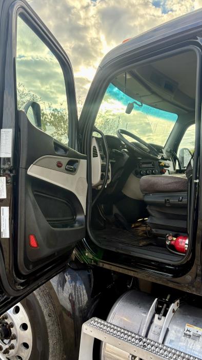 2022 Peterbilt 579-8