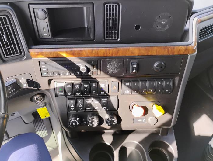 2022 International LT625-14