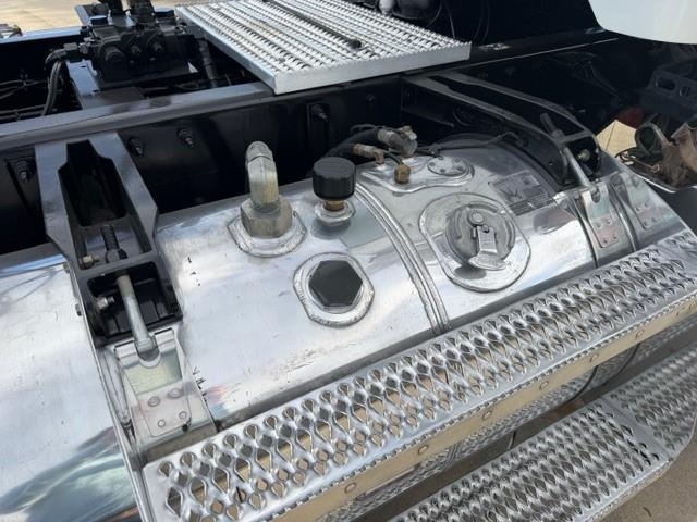 2020 Peterbilt 389-27