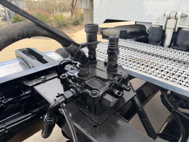 2020 Peterbilt 389-28