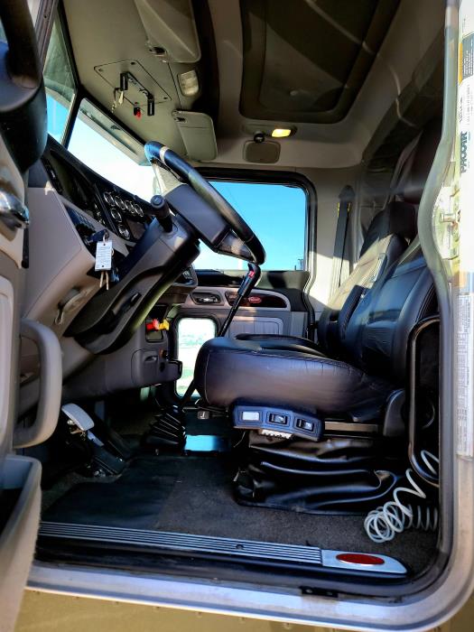 2023 Peterbilt 389-16