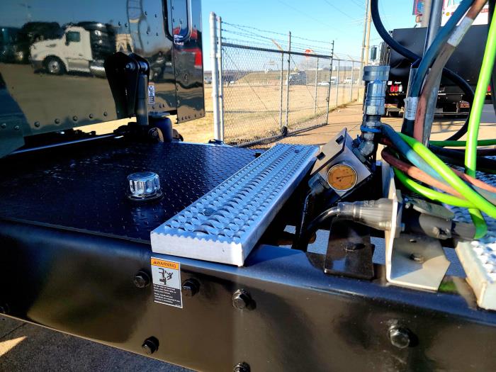 2023 Peterbilt 389-9