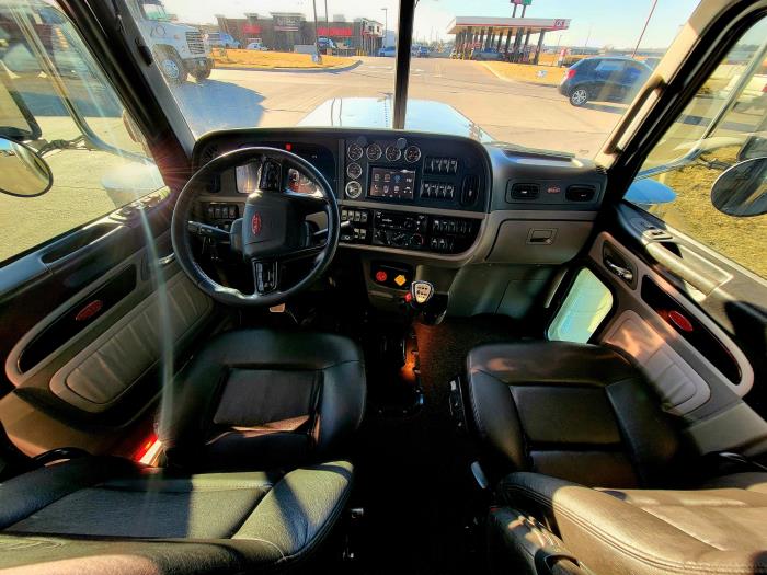 2023 Peterbilt 389-18