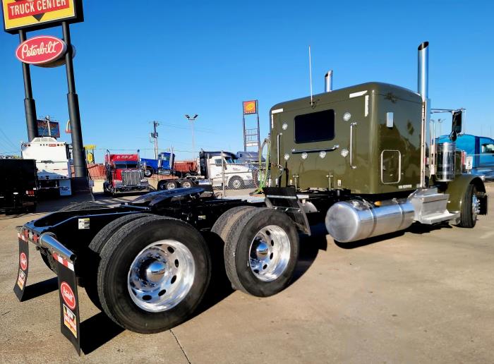 2023 Peterbilt 389-2