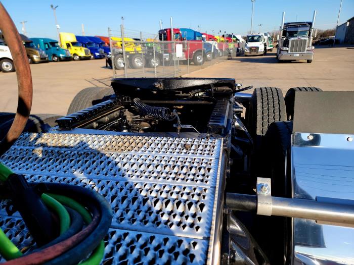 2023 Peterbilt 389-12