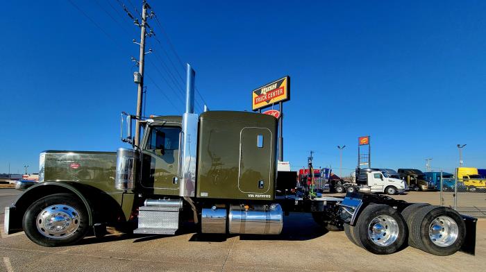 2023 Peterbilt 389-4