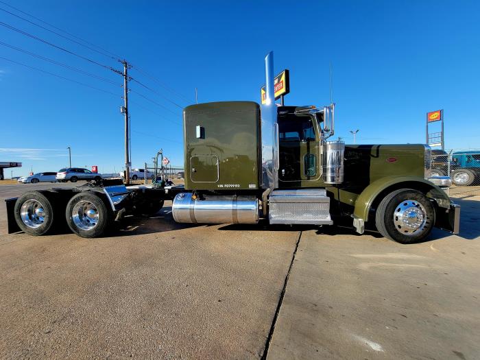 2023 Peterbilt 389-3